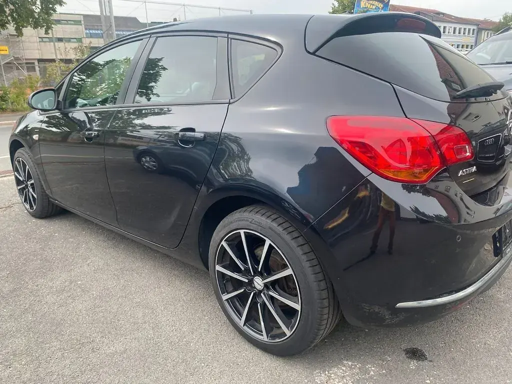 Gebraucht Opel Astra Edition 140 PS (102 kW) 2013 Schwarz Limousine