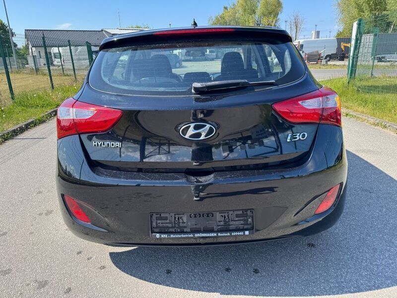 Gebraucht Hyundai i30 Trend 110 PS (80 kW) 2015 Schwarz Limousine