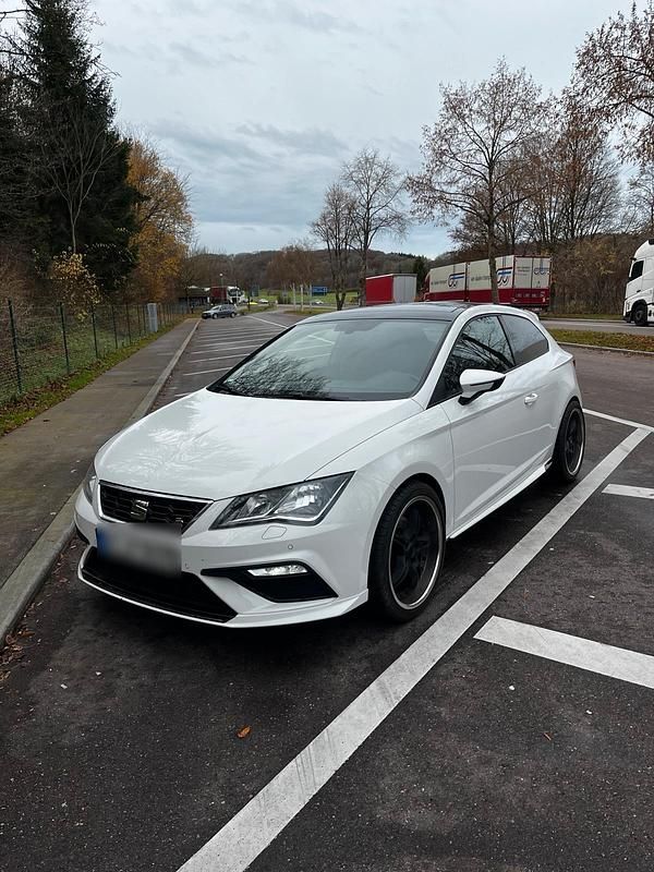 Weiß Gebraucht 2010 Seat Leon SC FR Kleinwagen | 10.150 € - Bild 1/4