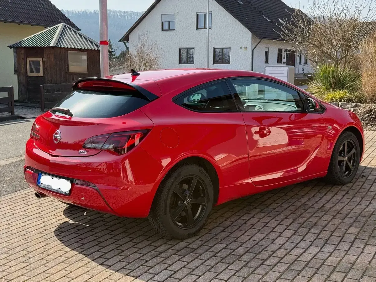Gebraucht Opel Astra GTC Active 165 PS (121 kW) 2013 Rot Limousine