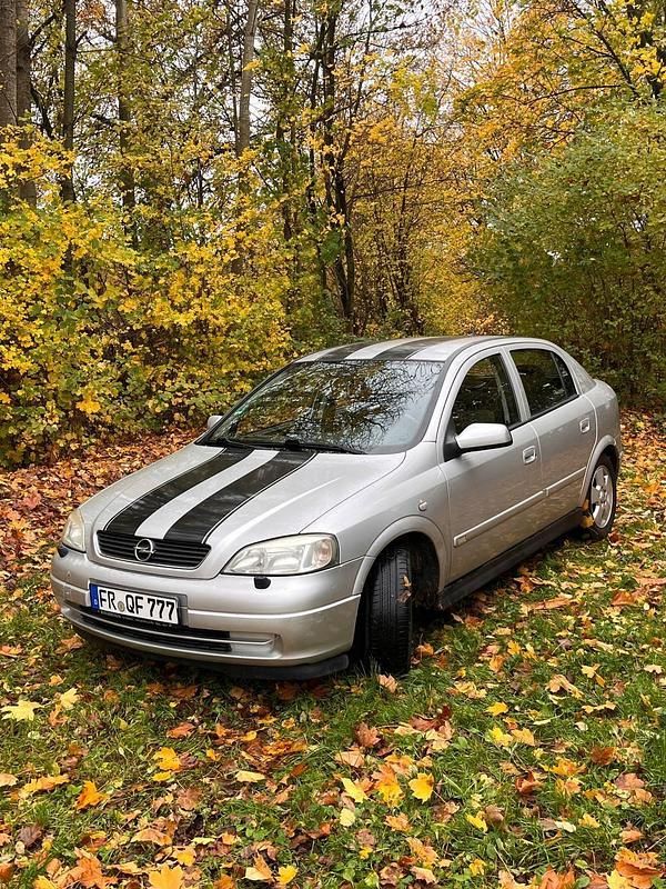 Grau Gebraucht 2004 Opel Astra Kombi | 2.000 € - Bild 1/4