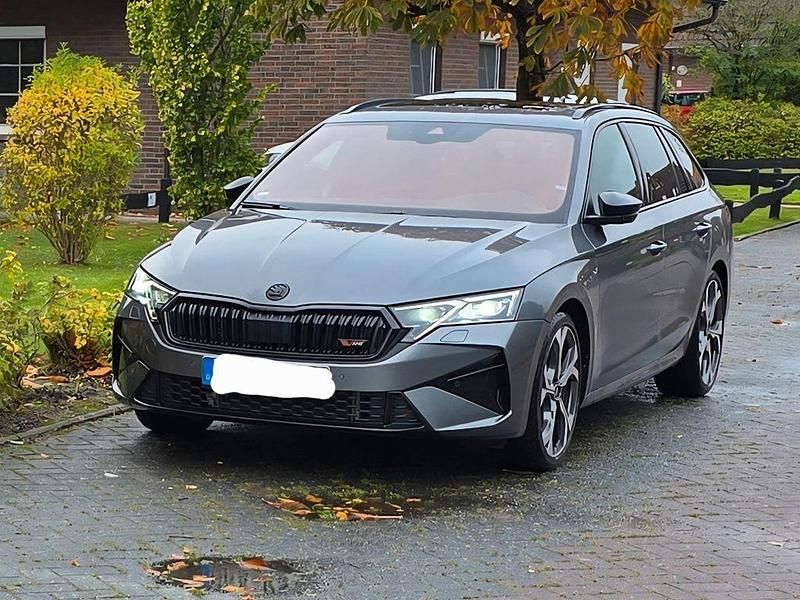 Grau Gebraucht 2025 Skoda Octavia RS Kombi | 37.500 € (Superpreis) - Bild 1/4