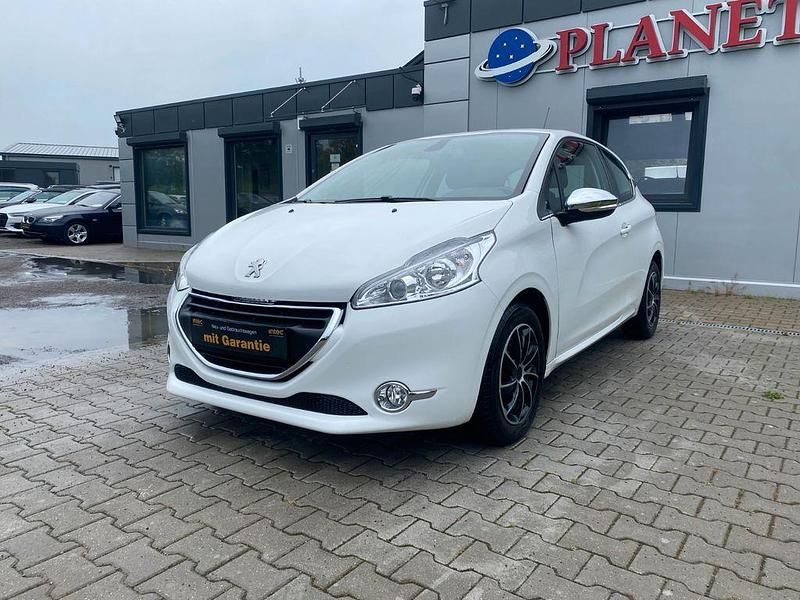 Weiß Gebraucht 2015 Peugeot 208 Allure Kleinwagen | 5.999 € (Fairer Preis) - Bild 1/4