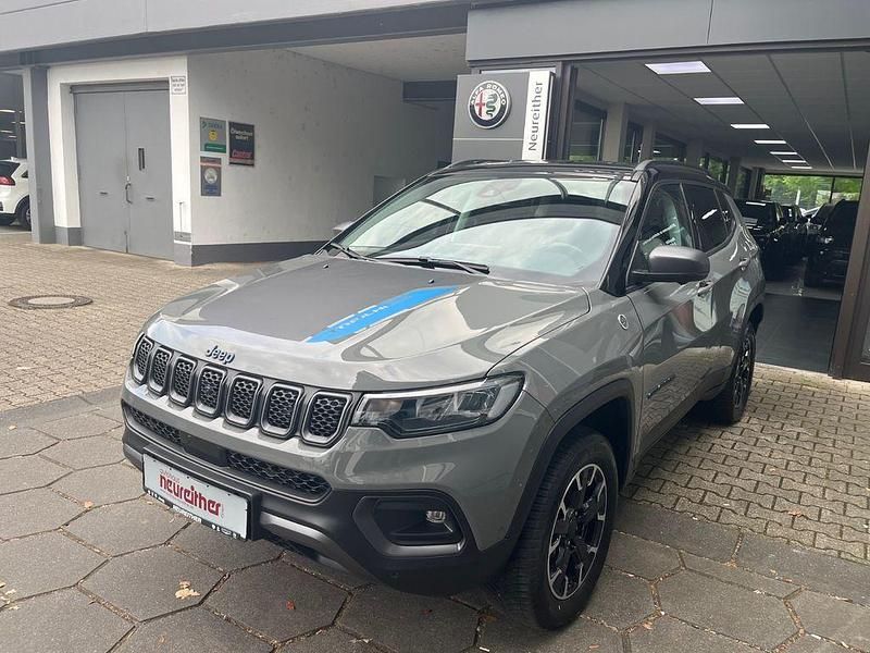 Grau Gebraucht 2022 Jeep Compass Trailhawk SUV | 28.890 € (Etwas zu teuer) - Bild 1/4