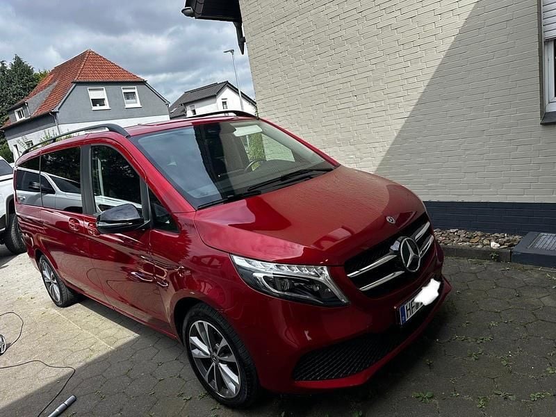 Rot Gebraucht 2021 Mercedes V250 Van / Kleinbus | 42.500 € (Superpreis) - Bild 1/4