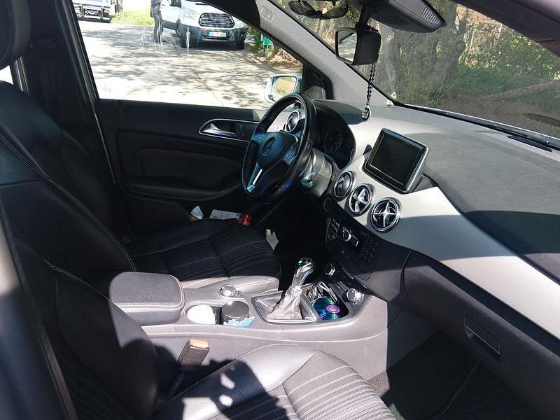 Gebraucht Mercedes B180 Edition 1 122 PS (89 kW) 2012 Silber Van / Kleinbus