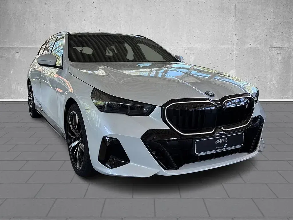 Neu BMW i5 M Sport 250 kW (340 PS) 2026 Mineralweiss metallic Kombi