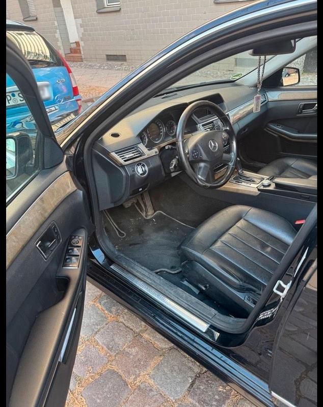 Gebraucht Mercedes E220 170 PS (125 kW) 2011 Schwarz Limousine