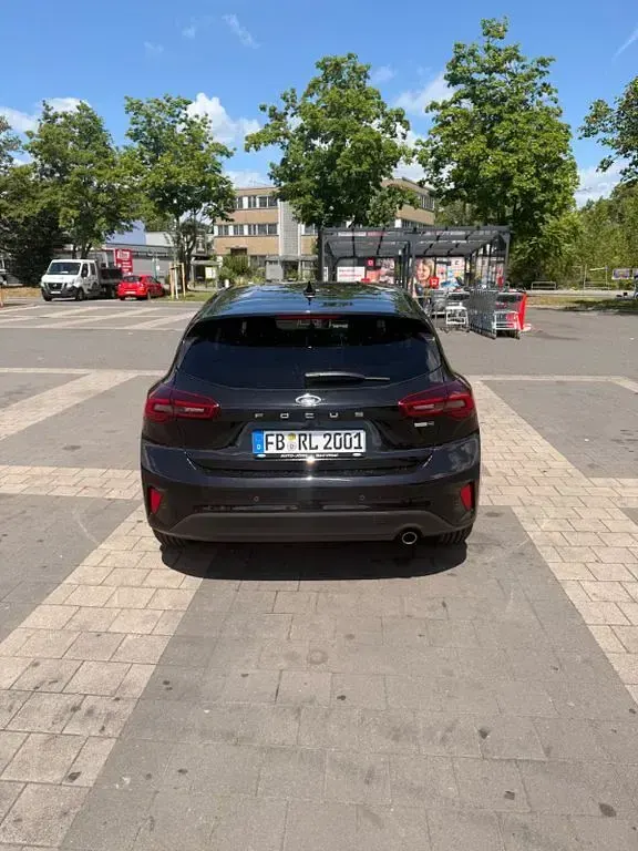 Gebraucht Ford Focus Titanium 125 PS (91 kW) 2023 Schwarz Limousine