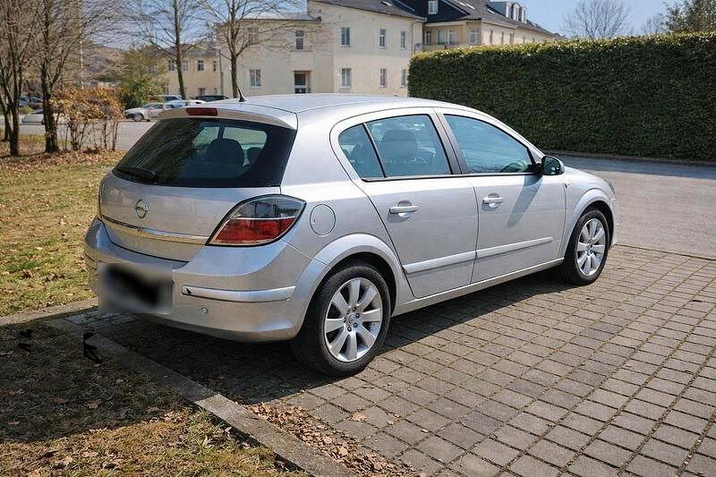 Gebraucht Opel Astra 90 PS (66 kW) 2009 Silber Kleinwagen