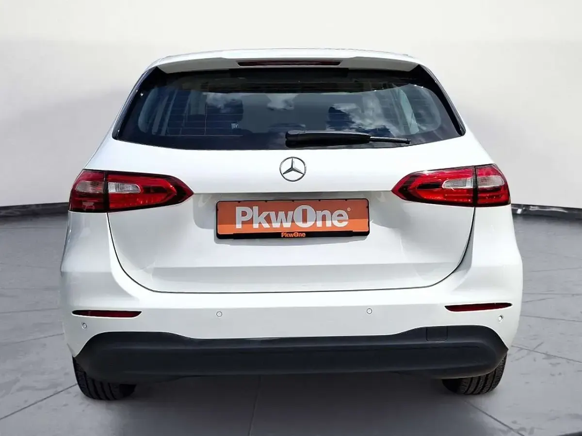 Gebraucht Mercedes B180 136 PS (100 kW) 2022 Weiß Kleinwagen