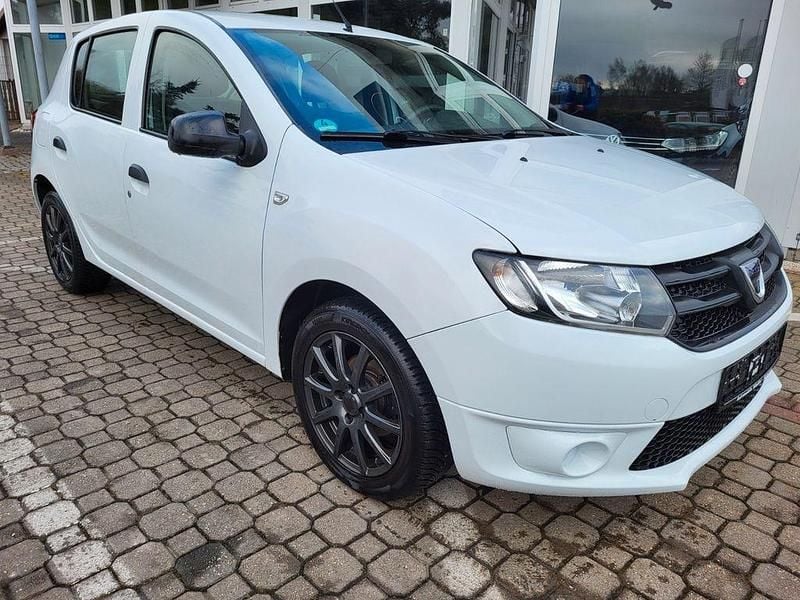 Weiß Gebraucht 2014 Dacia Sandero Essentiel Limousine | 4.490 € (Guter Preis) - Bild 1/4