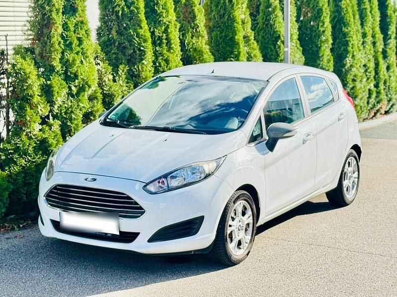 Weiß Gebraucht 2014 Ford Fiesta Titanium Limousine | 3.300 € - Bild 1/4