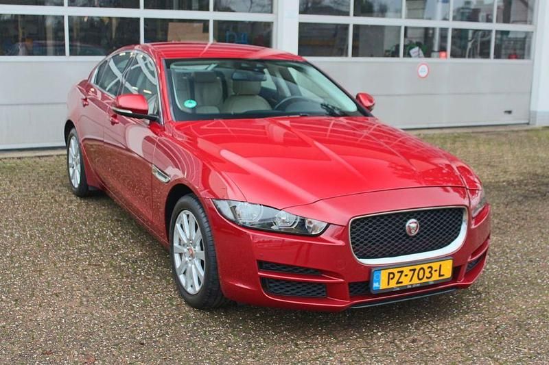 Używany Jaguar XE Prestige 250 KM (183 kW) 2017 Czerwony Sedan/Limuzyna