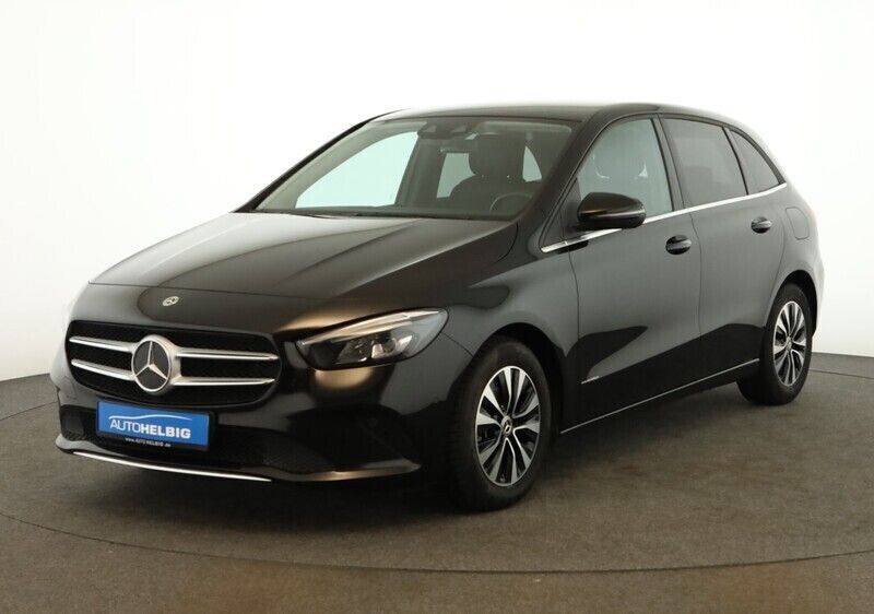 Kosmosschwarz metalliclack Gebraucht 2022 Mercedes B180 Style Van / Kleinbus | 23.880 € (Fairer Preis) - Bild 1/4