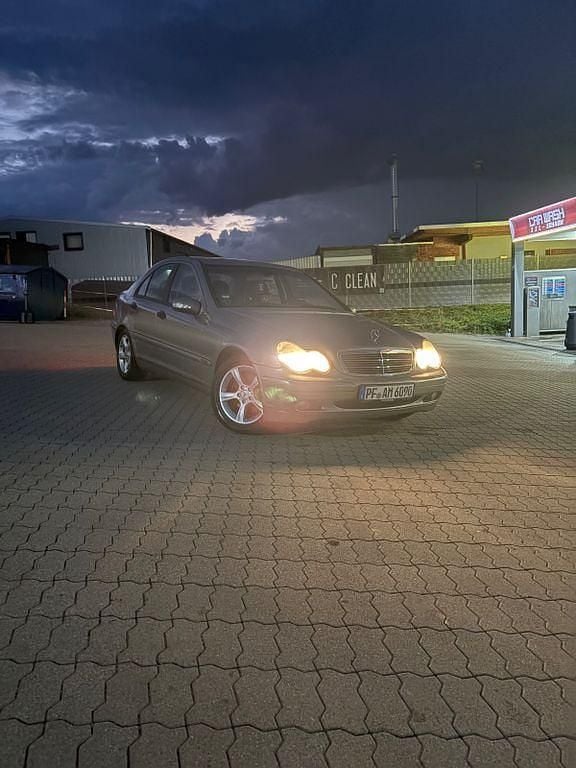 Schwarz Gebraucht 2003 Mercedes 200 Limousine | 2.399 € (Fairer Preis) - Bild 1/2