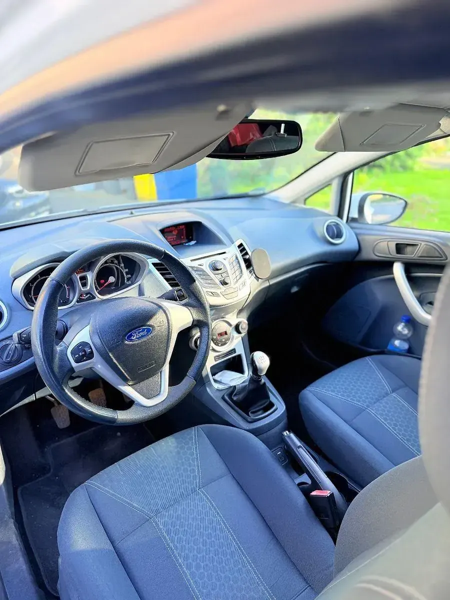 Gebraucht Ford Fiesta Titanium 82 PS (60 kW) 2010 Weiß Limousine