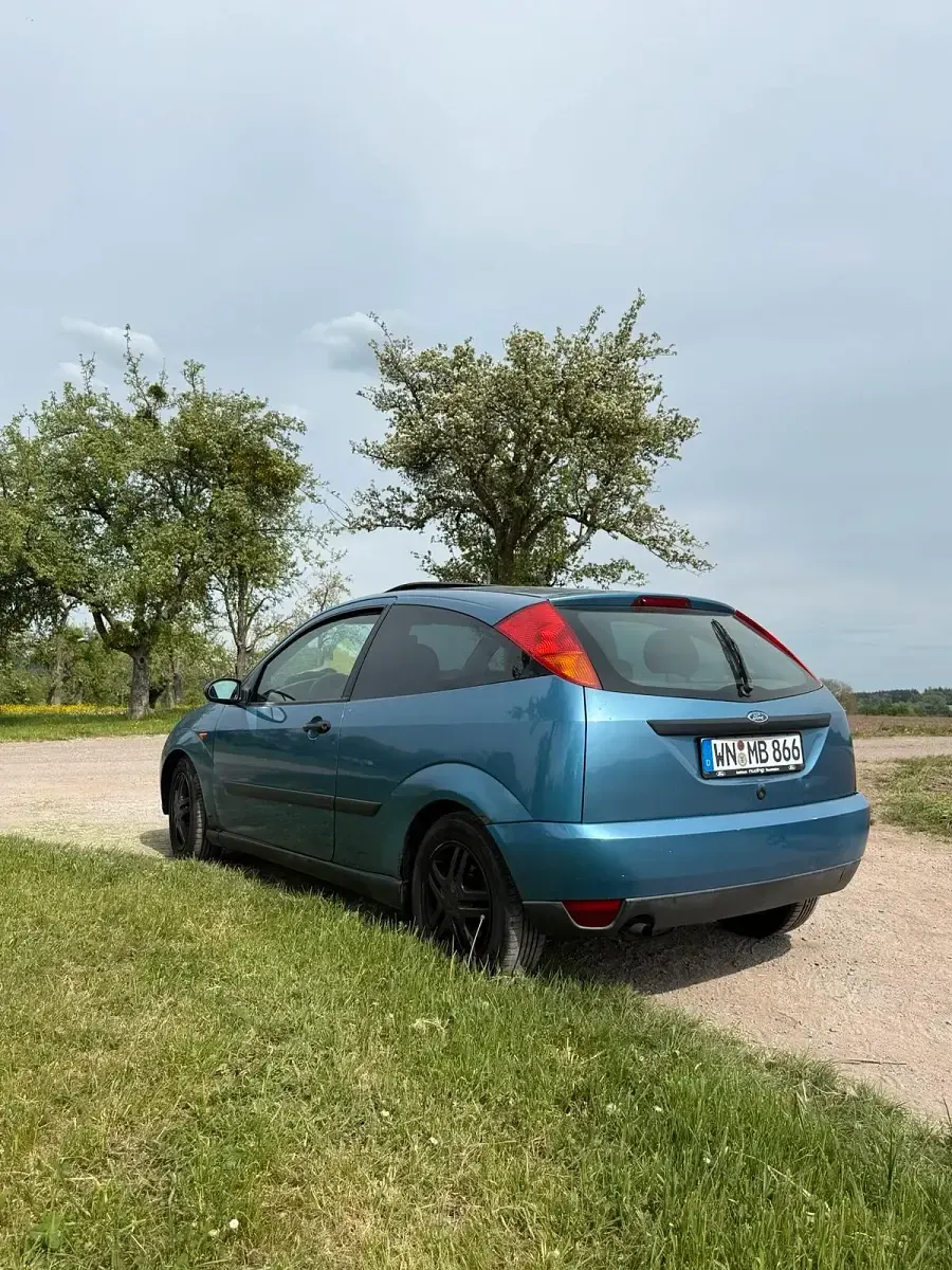 Second-hand Ford Focus 100 CP (73 kW) 2000 Albastru Berlinǎ