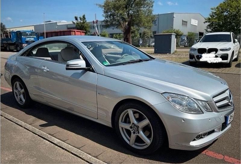 Gebraucht Mercedes E200 184 PS (135 kW) 2010 Silber Coupé