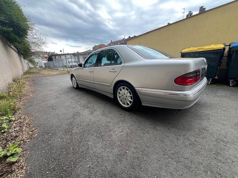 Second-hand Mercedes E320 2002 Argintiu Berlinǎ