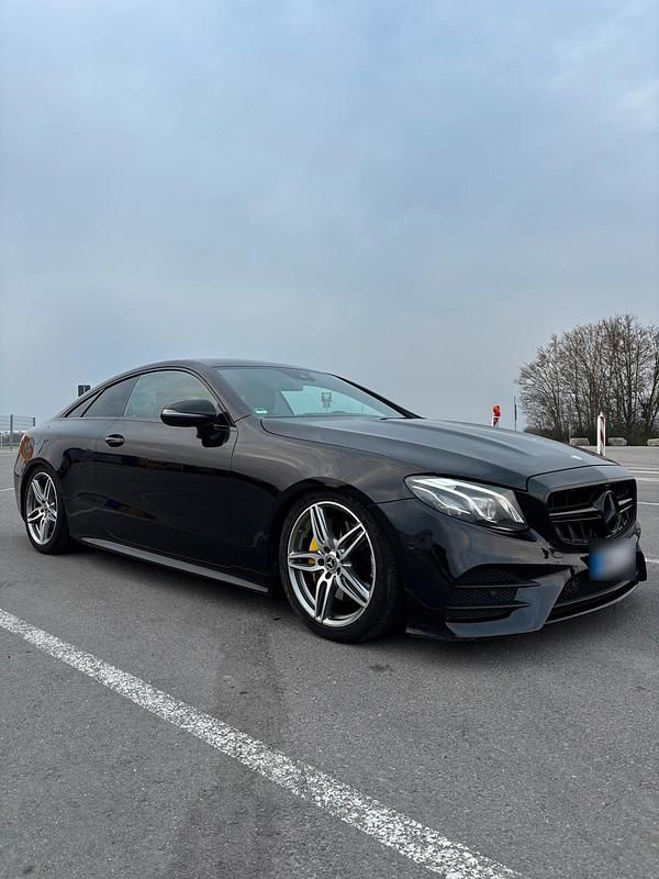 Gebraucht Mercedes E220 AMG 194 PS (142 kW) 2017 Schwarz Coupé