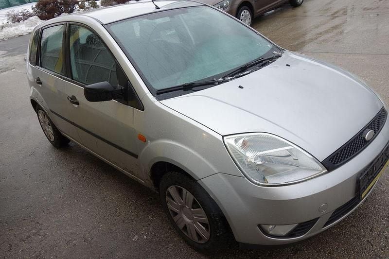 Gebraucht Ford Fiesta Futura 68 PS (50 kW) 2004 Silber Kleinwagen