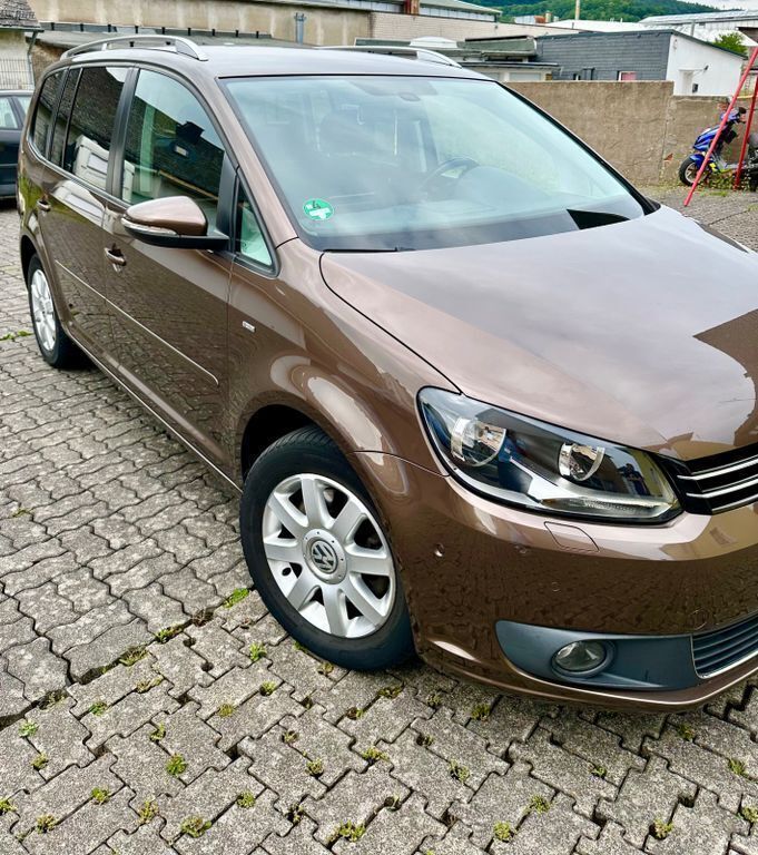 Braun Gebraucht 2015 VW Touran Cup Van / Kleinbus | 13.999 € (Fairer Preis) - Bild 1/4