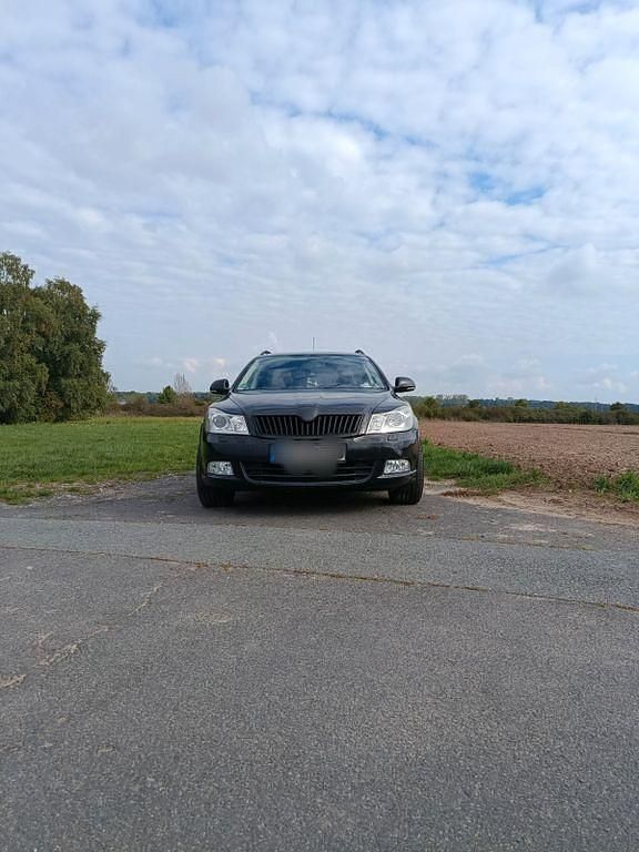 Schwarz Gebraucht 2011 Skoda Octavia Elegance Kombi | 5.555 € (Guter Preis) - Bild 1/4