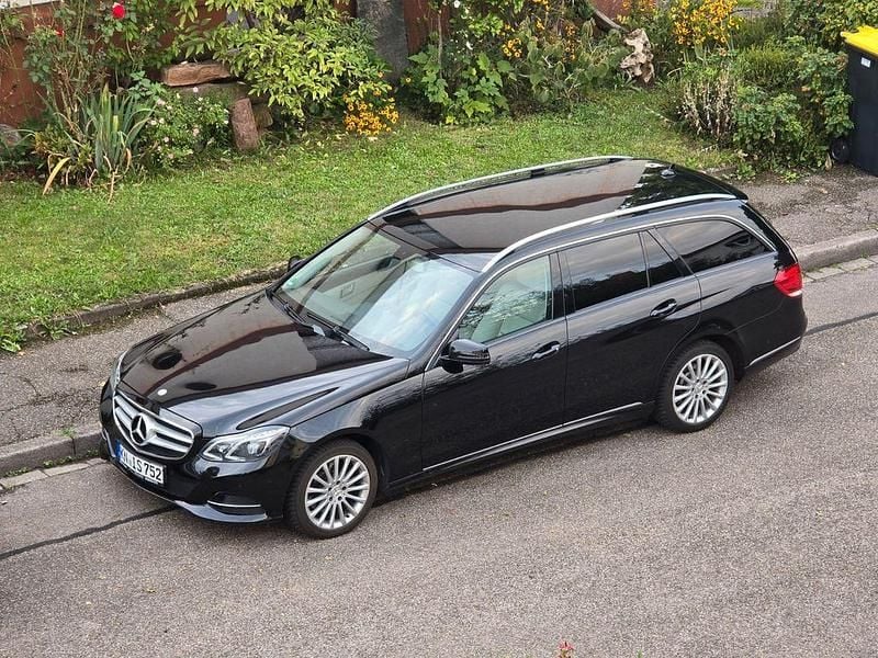 Schwarz Gebraucht 2013 Mercedes E300 Avantgarde Limousine | 9.990 € - Bild 1/4