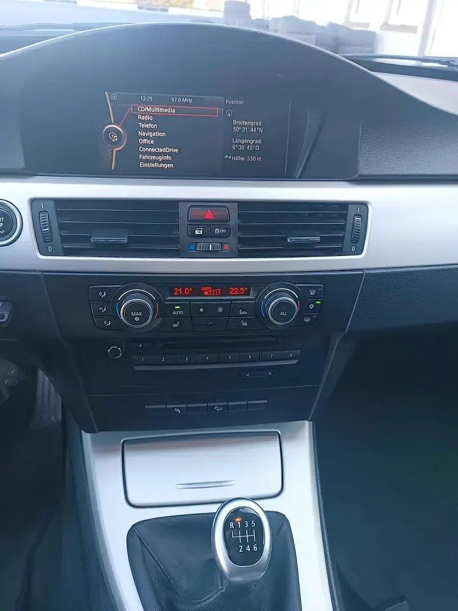 Second-hand BMW 330 245 CP (180 kW) 2011 Negru Break