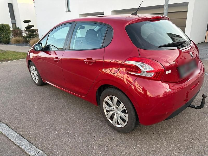 Gebraucht Peugeot 208 Active 92 PS (67 kW) 2013 Rot Kleinwagen