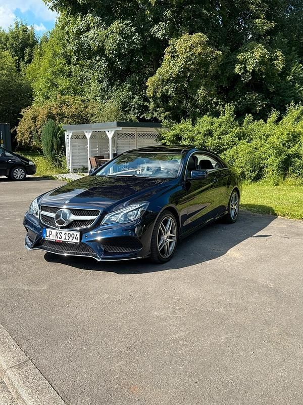 Blau Gebraucht 2015 Mercedes E400 AMG line Coupé | 20.999 € (Fairer Preis) - Bild 1/4