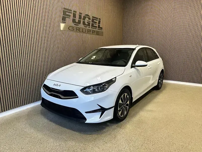 Neu Kia Ceed Play 2025 Weiss Kleinwagen