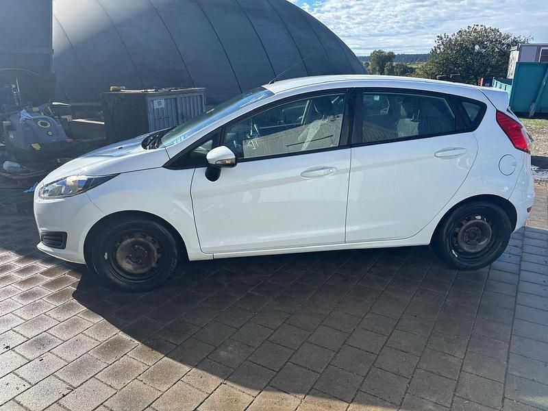 Weiß Gebraucht 2014 Ford Fiesta Kleinwagen | 4.500 € (Guter Preis) - Bild 1/4