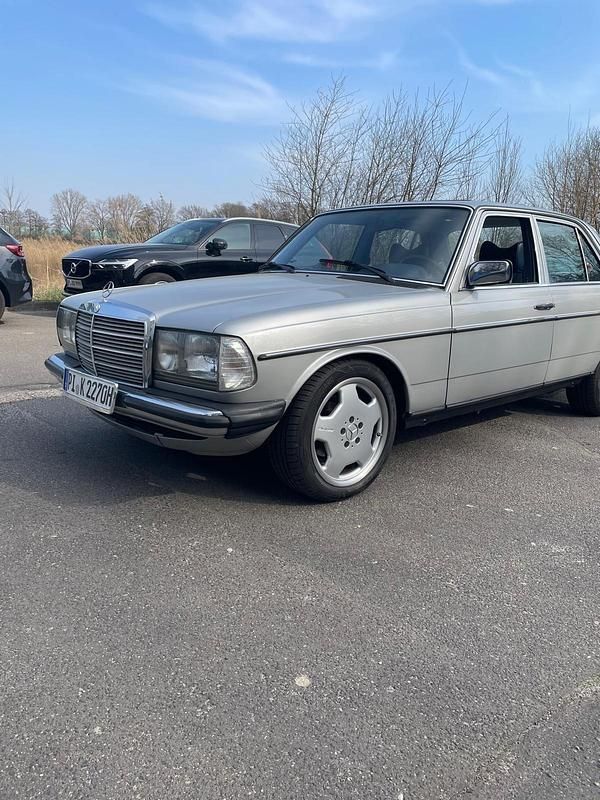 Silber Gebraucht 1978 Mercedes 250 Limousine | 16.500 € - Bild 1/4