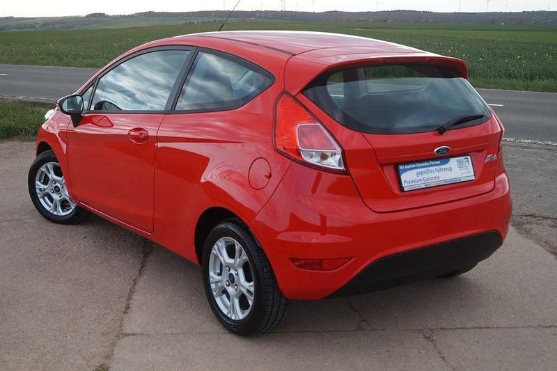 Gebraucht Ford Fiesta 82 PS (60 kW) 2013 Rot Kleinwagen