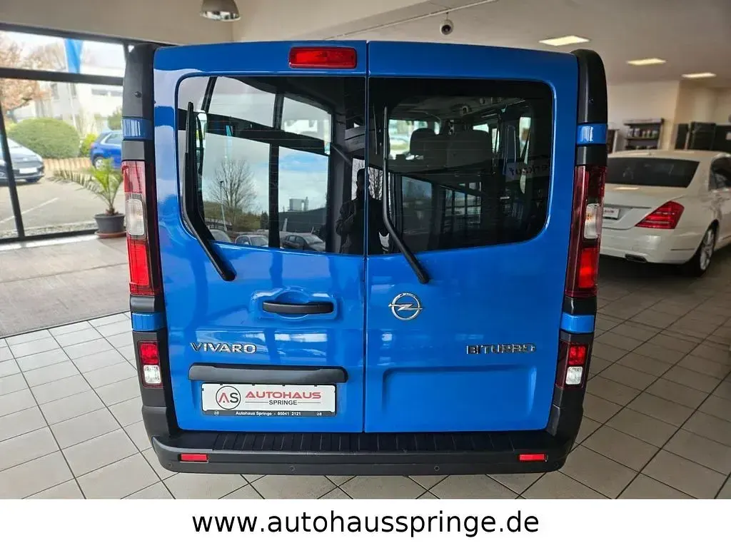 Używany Opel Vivaro 125 KM (91 kW) 2017 Niebieski Minivan