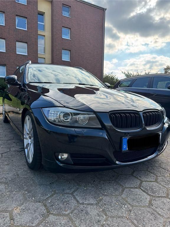 Schwarz Gebraucht 2011 BMW 320 Comfort Edition Kombi | 6.290 € (Fairer Preis) - Bild 1/4