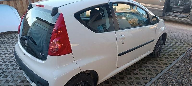 Gebraucht Peugeot 107 68 PS (50 kW) 2012 Schwarz Kleinwagen