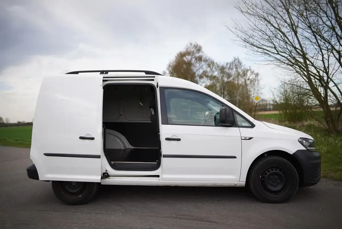 Second-hand VW Caddy 75 CP (55 kW) 2016 Alb Monovolum