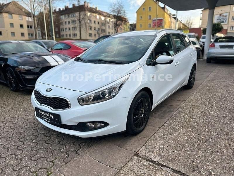 Weiß Gebraucht 2013 Kia Ceed Sportswagon Kombi | 5.990 € (Guter Preis) - Bild 1/4