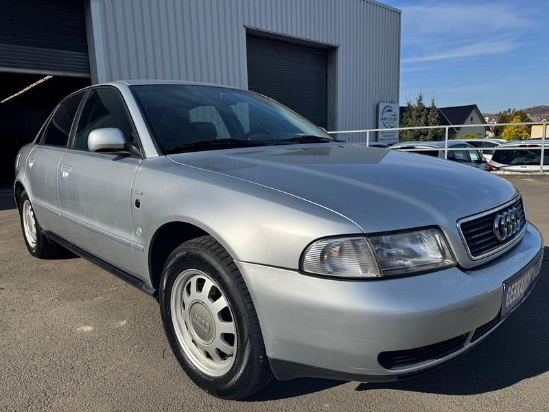 Grau Gebraucht 1996 Audi A4 Limousine | 4.850 € - Bild 1/4