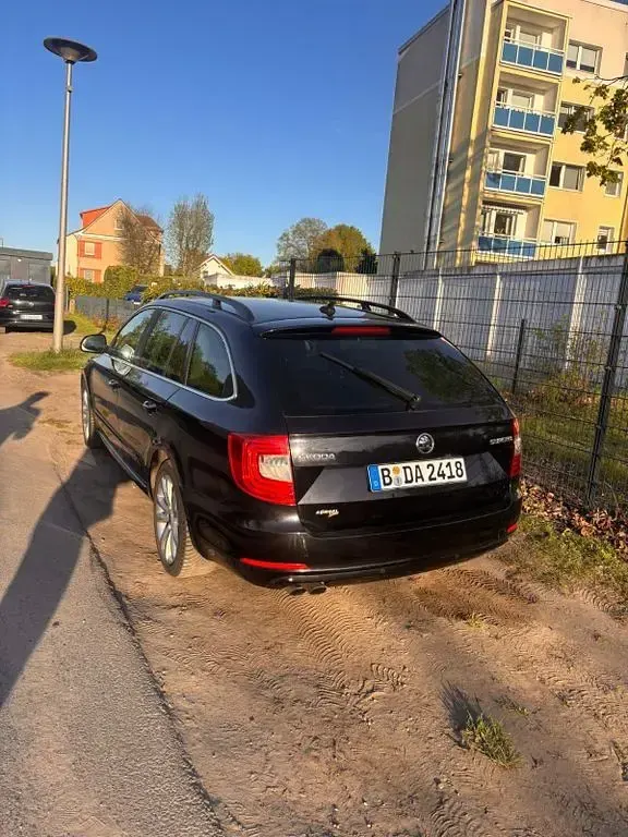 Gebraucht Skoda Superb 140 PS (102 kW) 2015 Schwarz Kombi