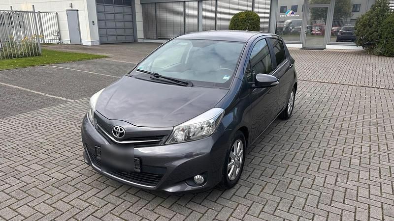 Grau Gebraucht 2013 Toyota Yaris Cool Kleinwagen | 6.200 € (Fairer Preis) - Bild 1/4