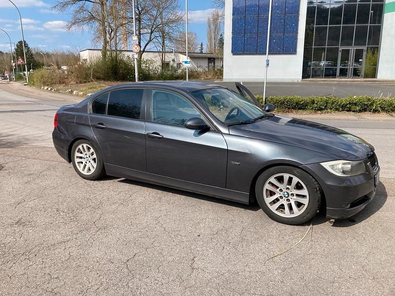 Grau Gebraucht 2006 BMW 318 Limousine | 2.600 € - Bild 1/4