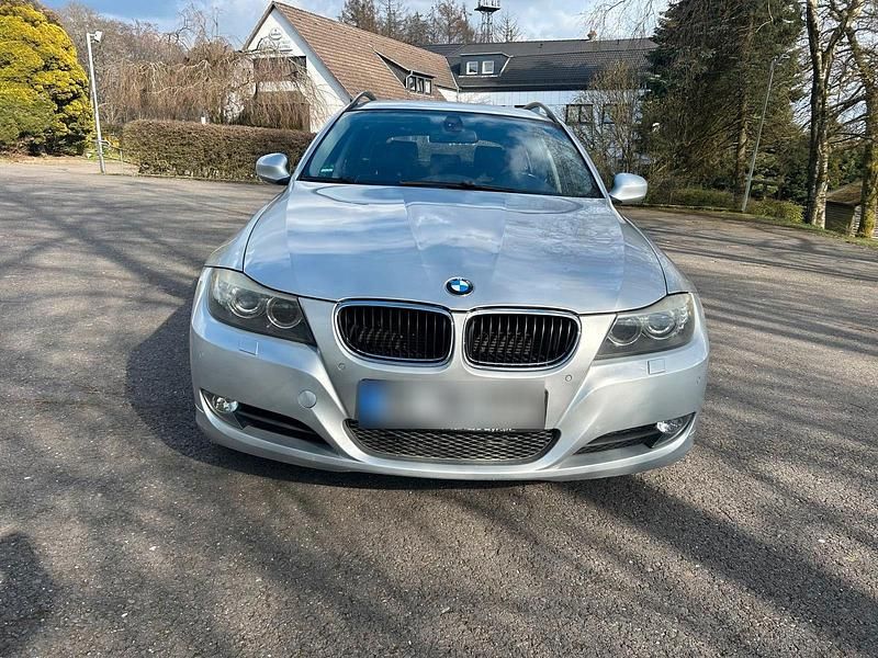 Gebraucht BMW 320 177 PS (130 kW) 2009 Silber Kombi