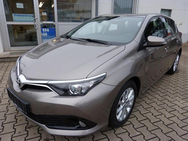 Braun Gebraucht 2015 Toyota Auris Multidrive S Limousine | 11.490 € (Fairer Preis) - Bild 1/4