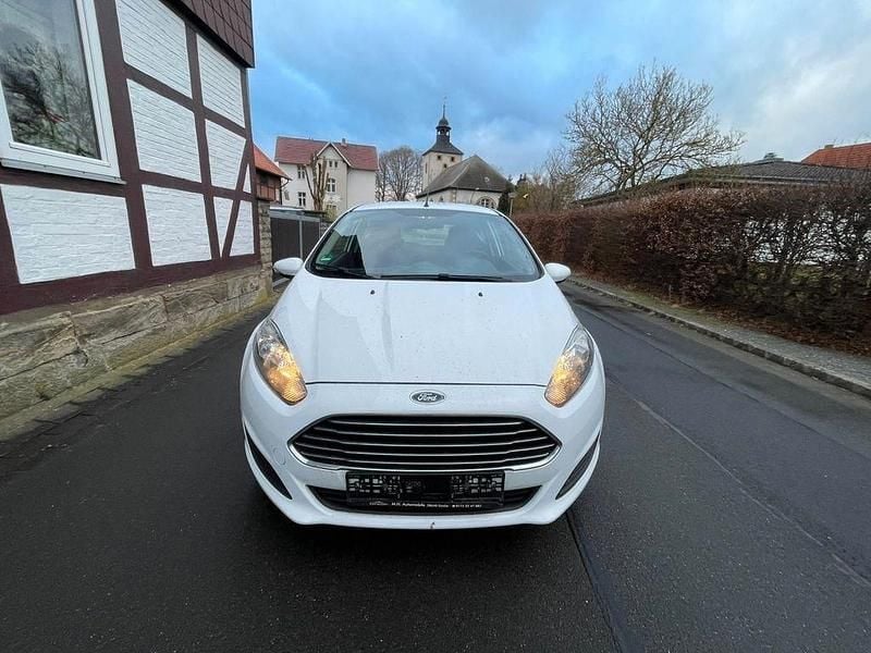 Weiß Gebraucht 2015 Ford Fiesta Kleinwagen | 2.799 € (Superpreis) - Bild 1/4