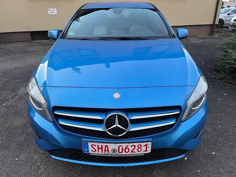 Gebraucht Mercedes A180 122 PS (89 kW) 2013 Blau Limousine