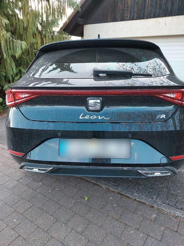 Używany Seat Leon FR 190 KM (139 kW) 2022 Czarny Sedan/Limuzyna
